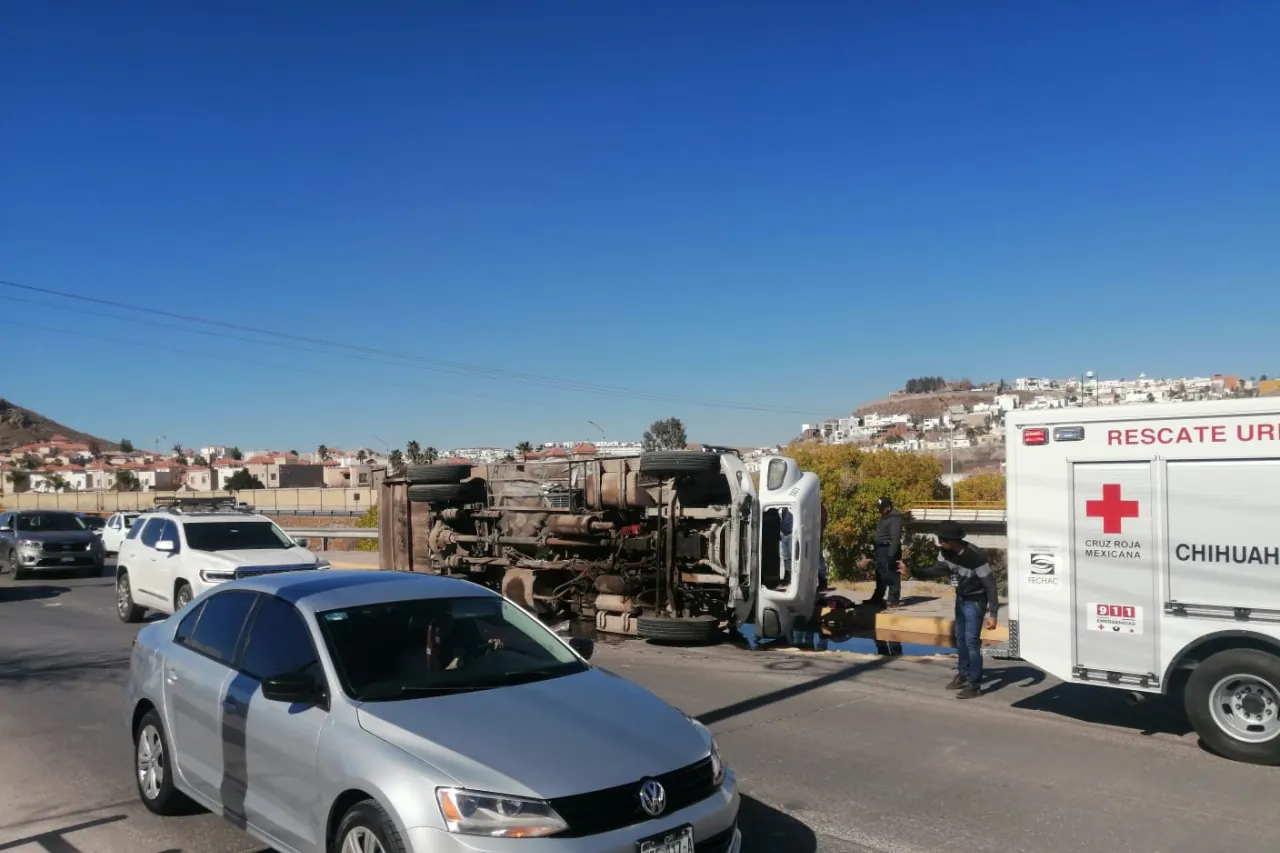 Vuelca camión recolector de basura; causa fue por falla mecánica