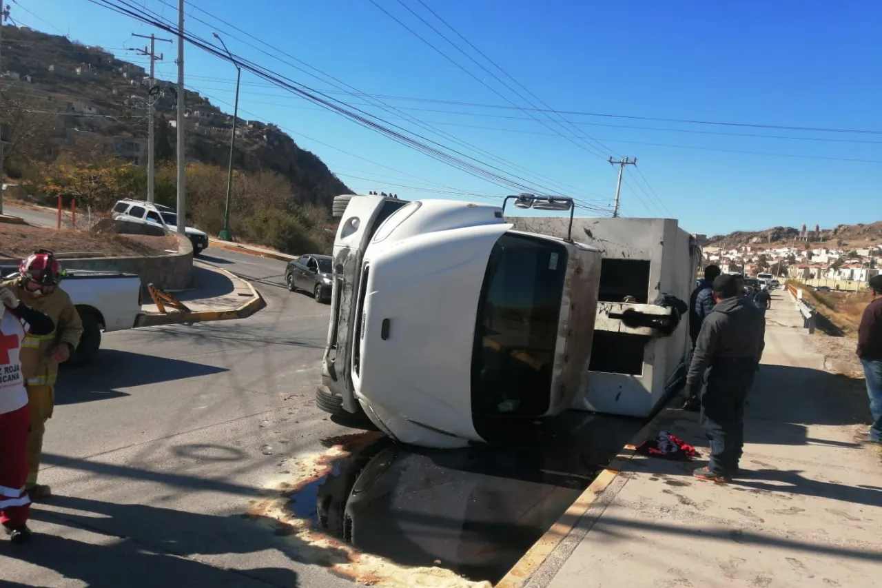 Vuelca camión recolector de basura; causa fue por falla mecánica