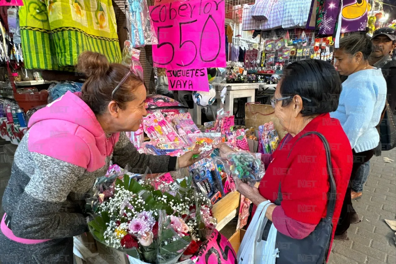 ¿Qué te falta? Juarenses hacen compras de última hora en el Centro