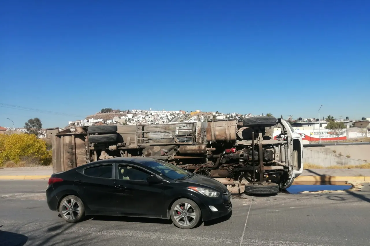 Vuelca camión recolector de basura; causa fue por falla mecánica