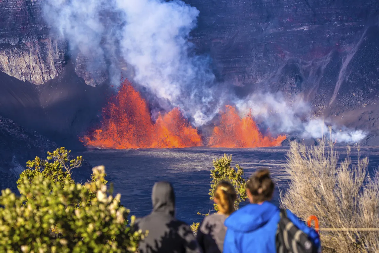 Volcán Kilauea de Hawai arroja lava por segundo día consecutivo