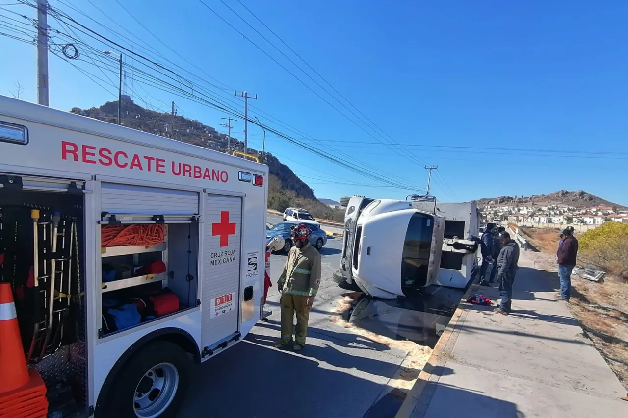 Vuelca camión recolector de basura; causa fue por falla mecánica