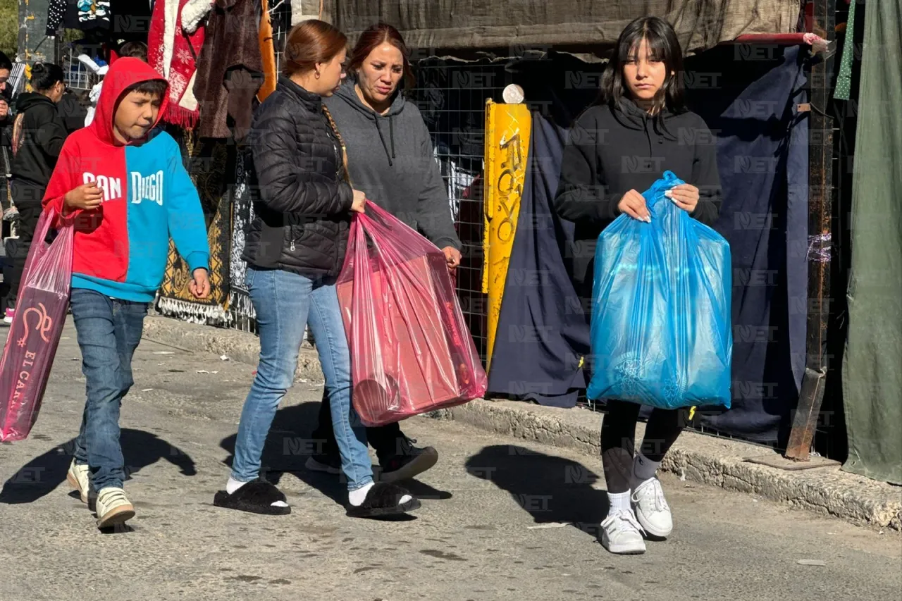 ¿Qué te falta? Juarenses hacen compras de última hora en el Centro