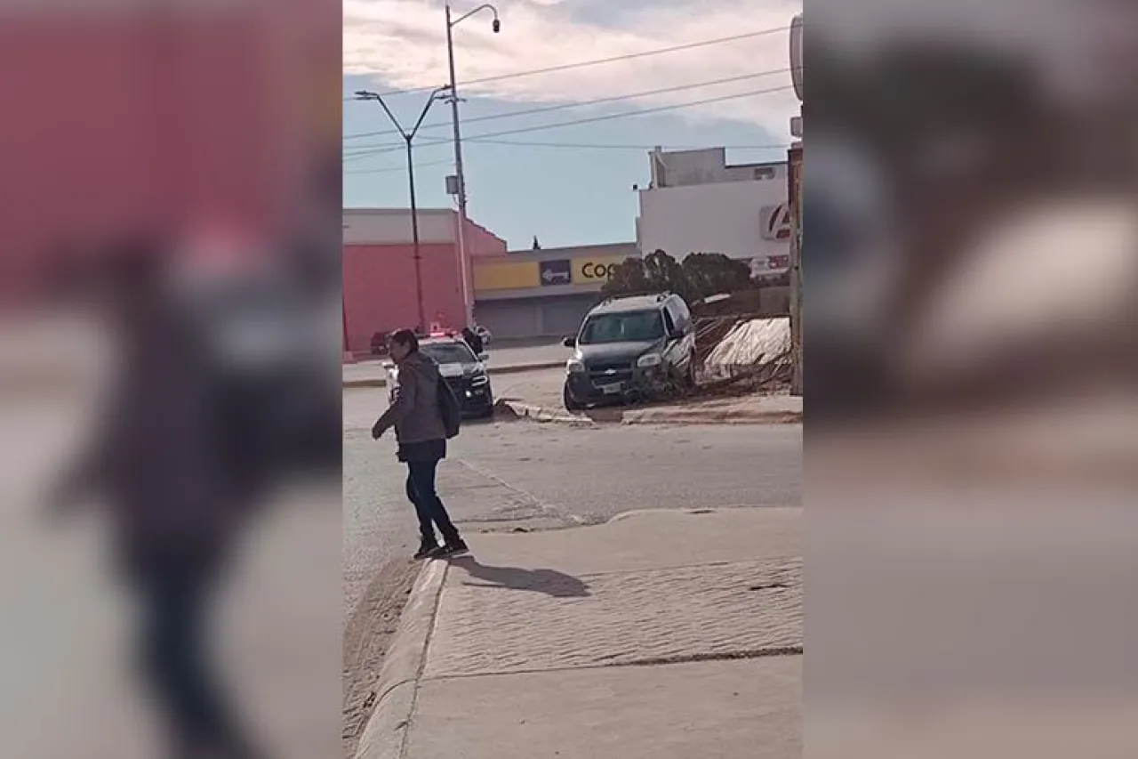 Chocan camioneta y la abandonan