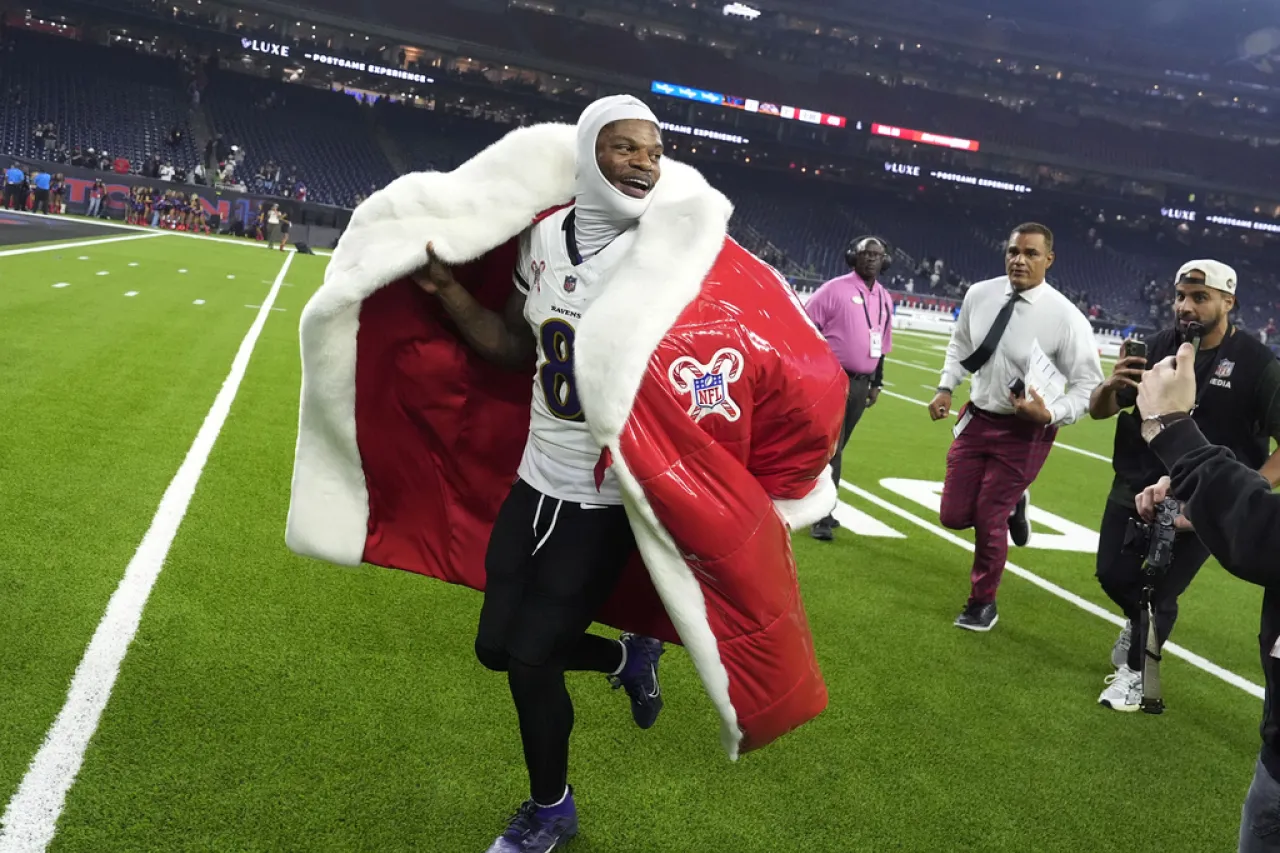 Lamar Jackson rompe récord de yardas por tierra y Ravens dan paliza navideña