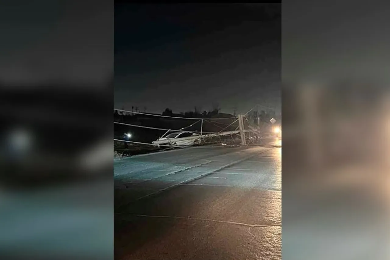 Tira poste de luz y deja a oscuras a vecinos de la Cañada