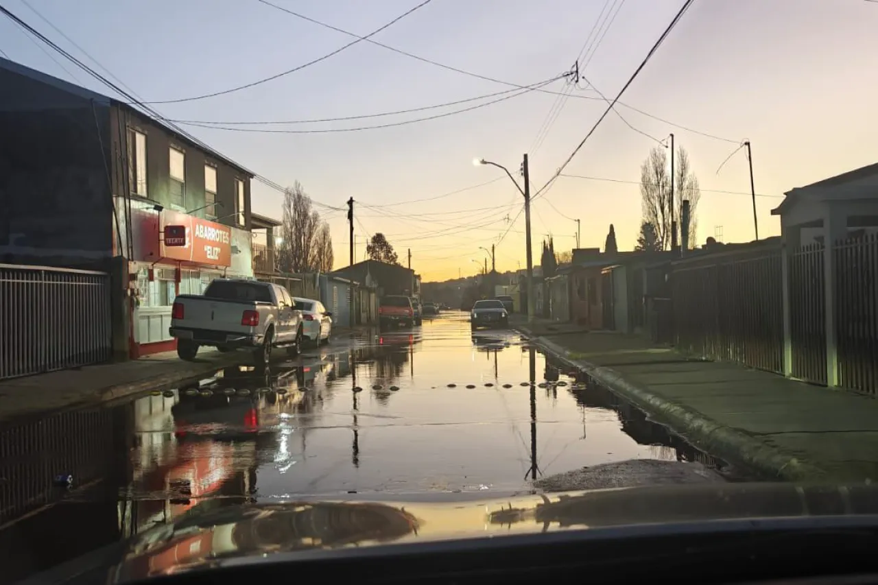 Reportan mega fuga de agua en Cuauhtémoc 