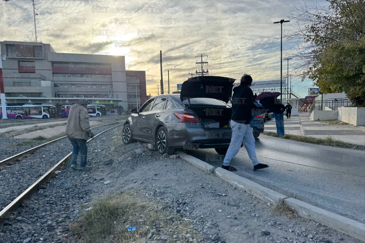 Derrapa y se sube a la banqueta tras curva peligrosa