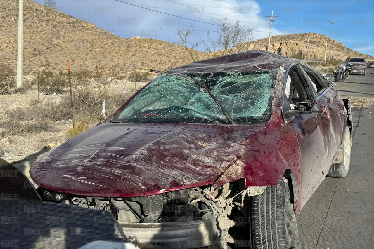 Vuelca conductora en el Camino Real por ir a exceso de velocidad