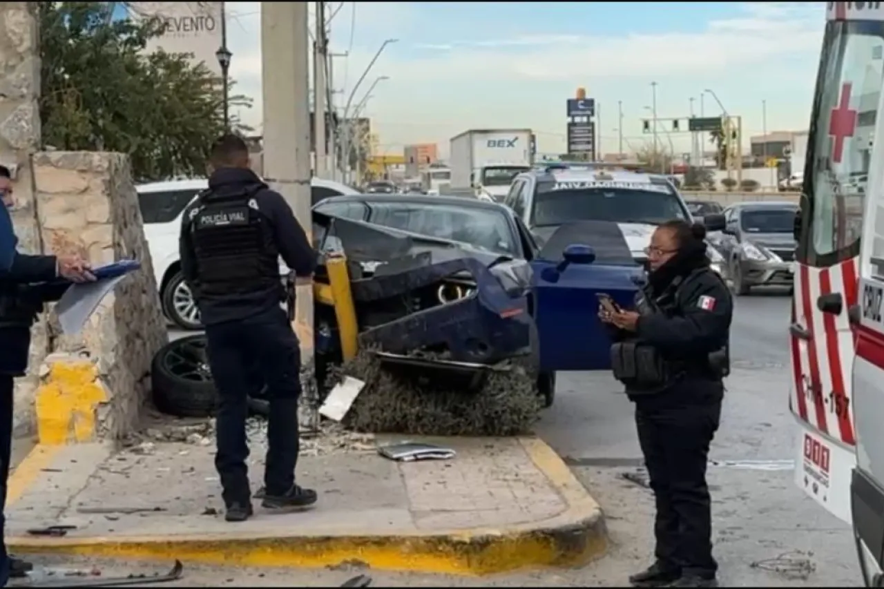 Choca su Challenger contra poste en la Teófilo Borunda