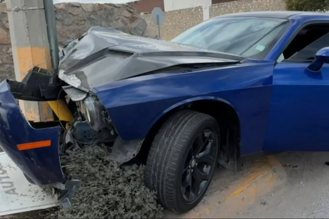 Choca su Challenger contra poste en la Teófilo Borunda