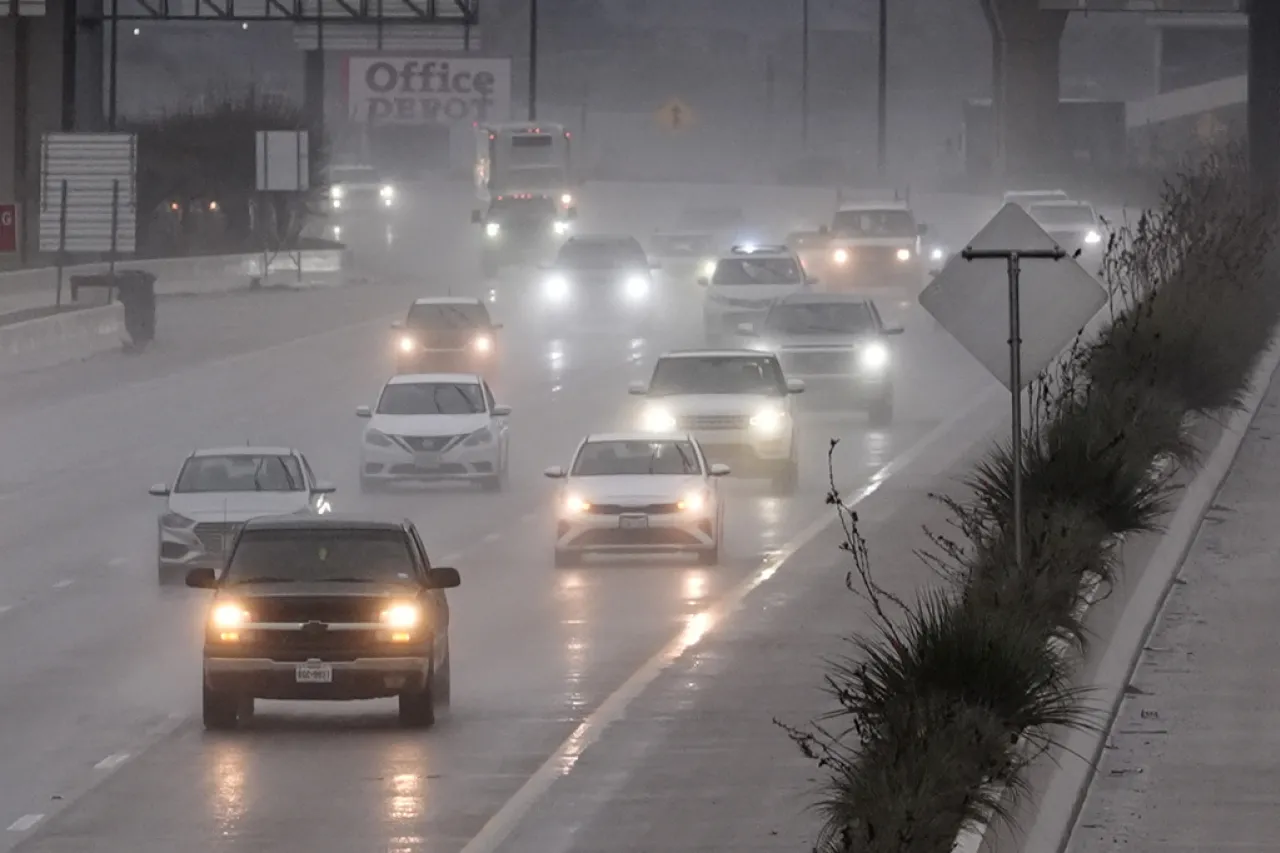 Azotan fuertes tormentas a Texas y retrasan viajes vacacionales