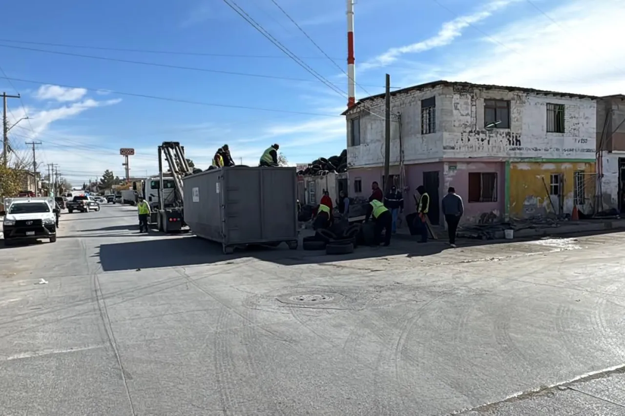 Multan a dueño de finca en Campestre Virreyes por acumular miles de llantas