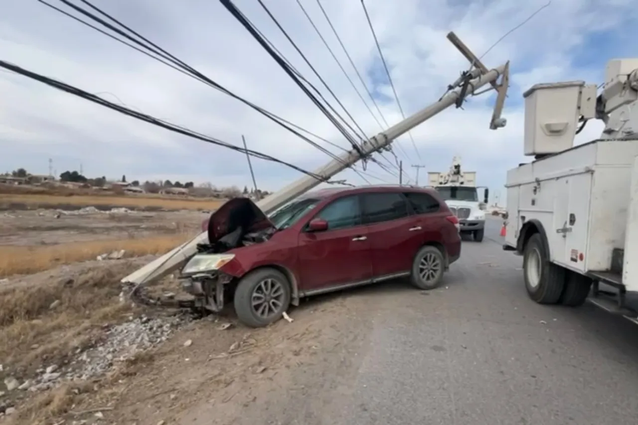 Pierde el control y se estrella contra poste en la Juárez - Porvenir