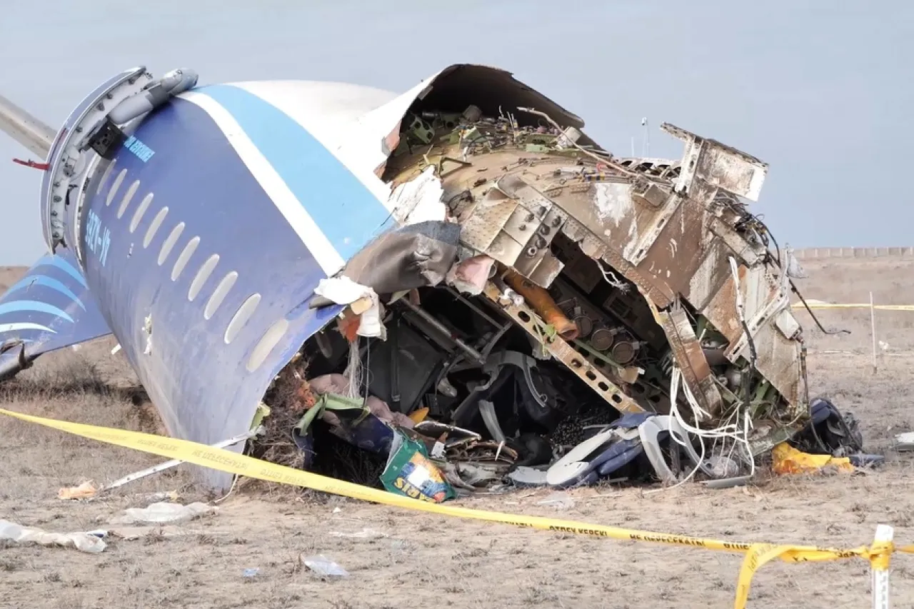 Aerolínea de Azerbaiyán suspende vuelos tras accidente que dejó 38 muertos