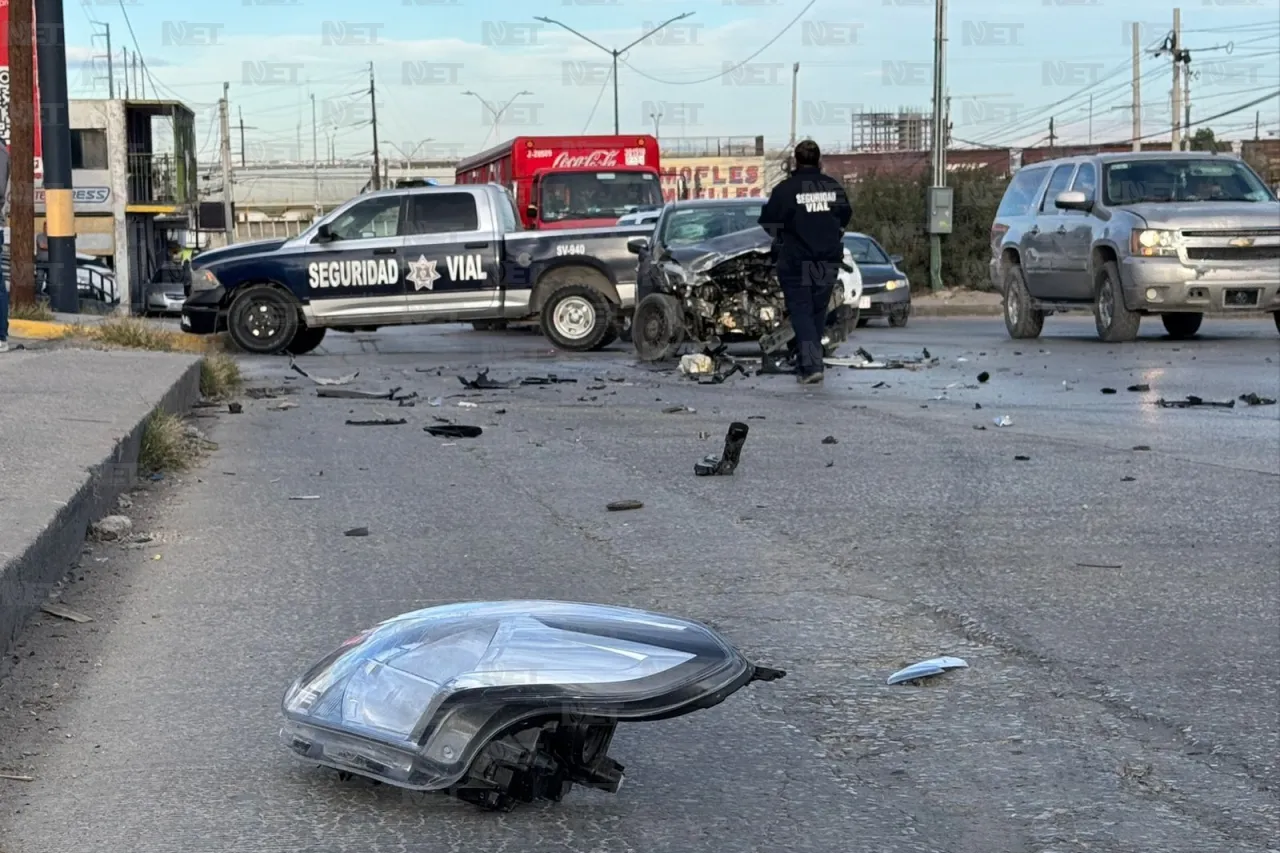 Viajaba con su familia, se atraviesa y provoca choque triple