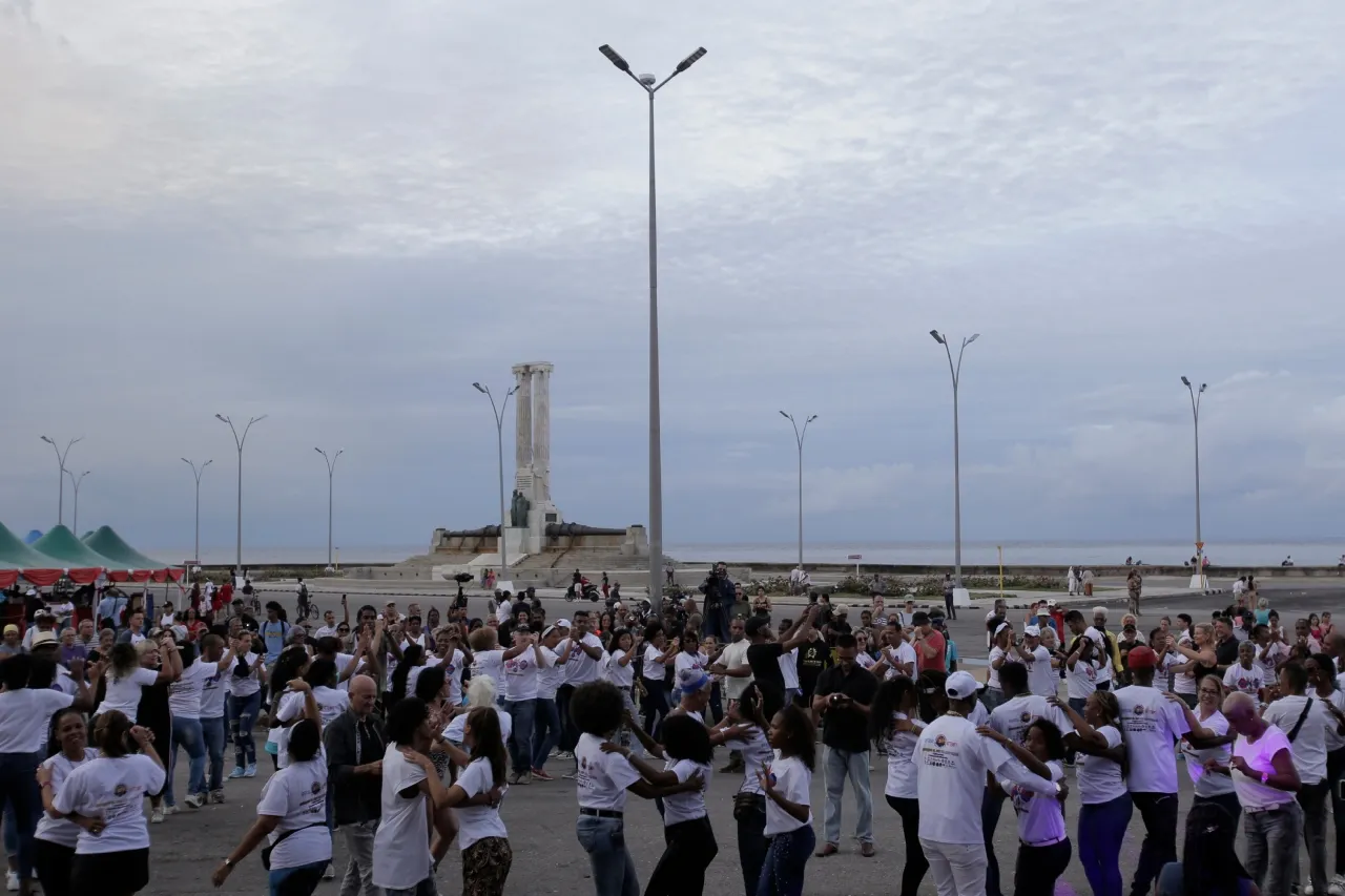 Cubanos despiden un difícil 2024 bailando frente al malecón de La Habana