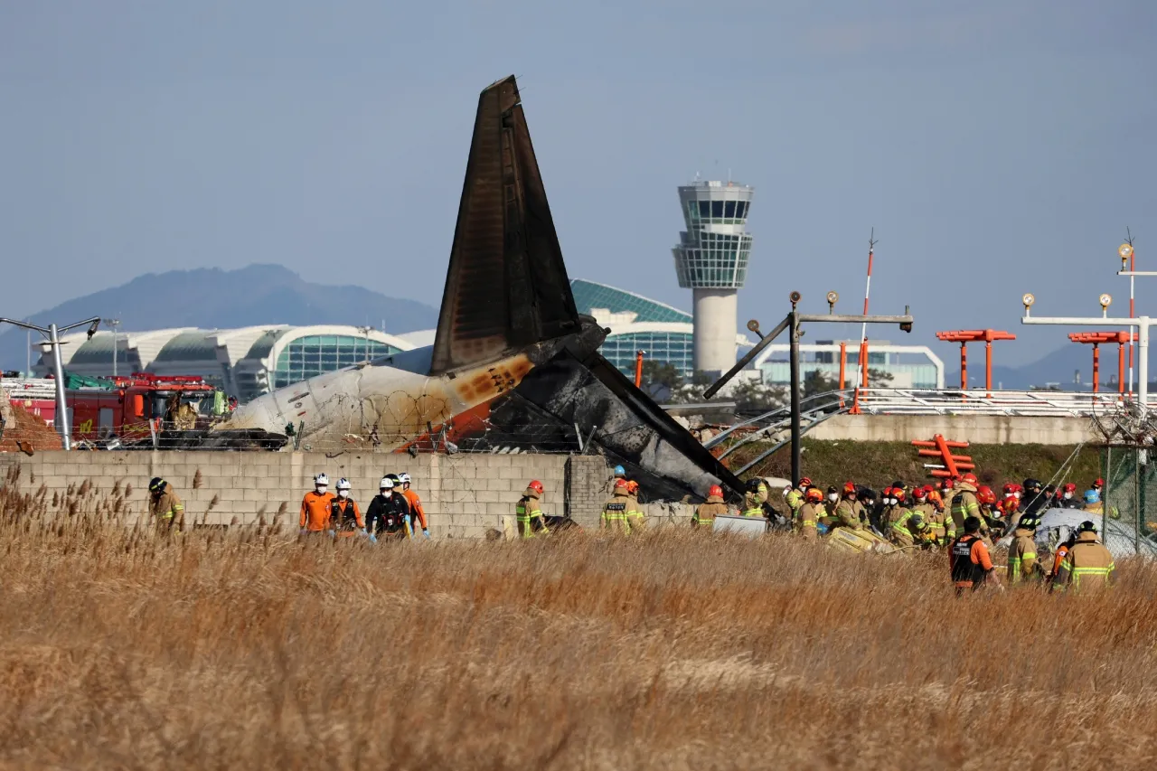 Avión se incendia tras salirse de pista en Corea del Sur; hay 62 muertos