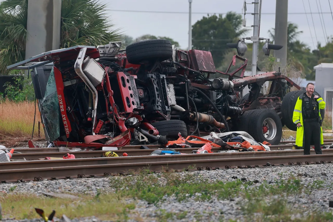 Tren choca con camión de bomberos en Florida; hay 15 personas heridas