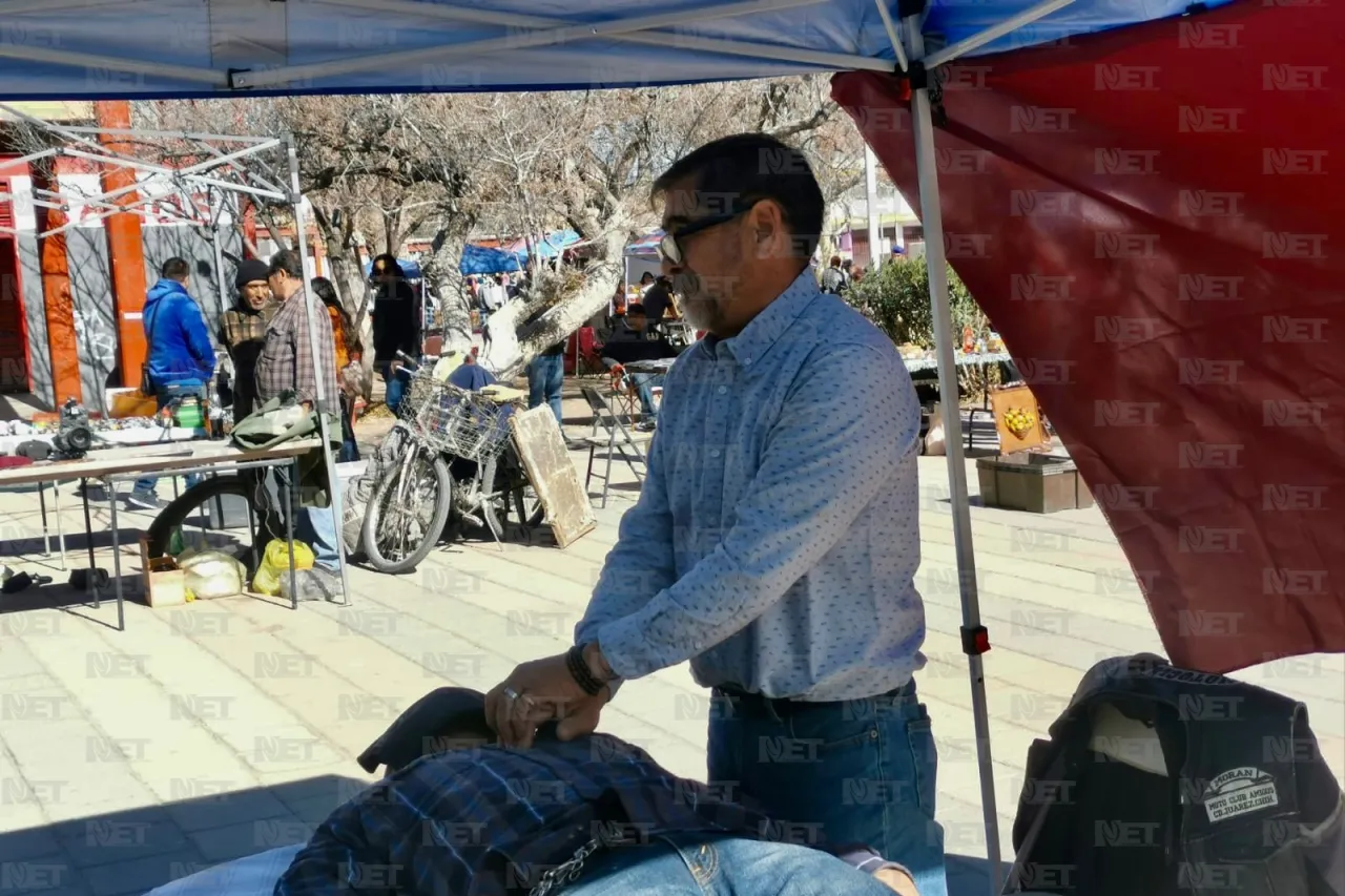 Juarenses van por su masajito relajante al 'Bazar del Monu'