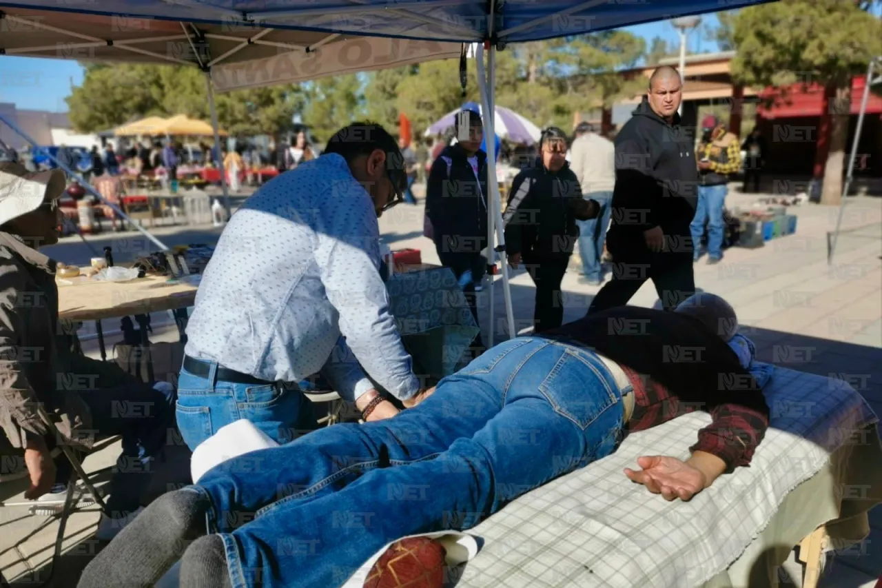 Juarenses van por su masajito relajante al 'Bazar del Monu'