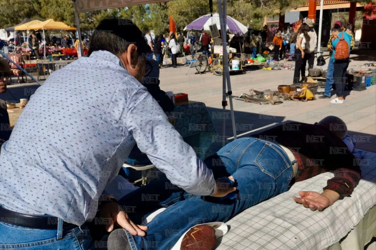 Juarenses van por su masajito relajante al 'Bazar del Monu'