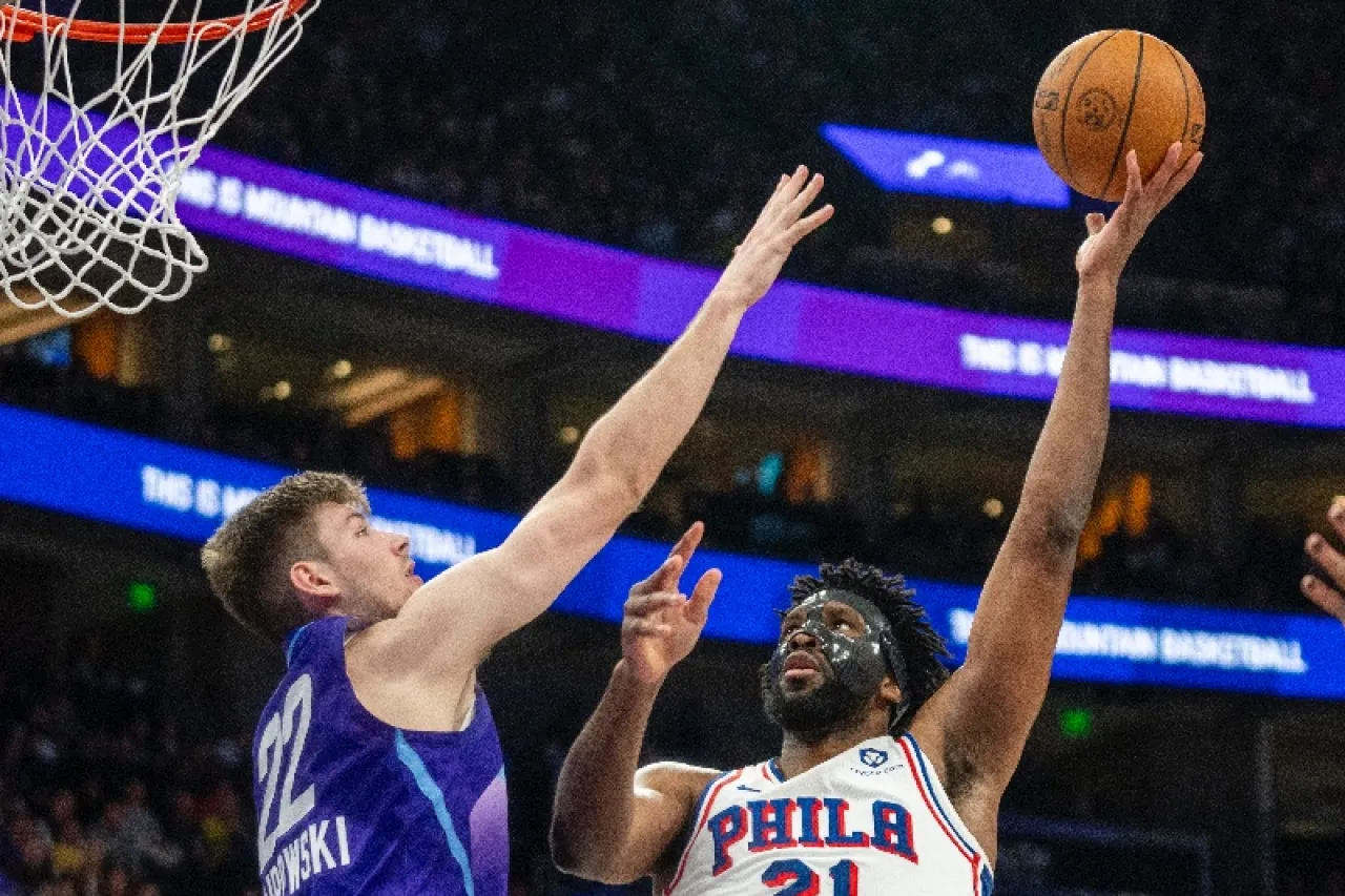 76ers vencen al Jazz por un triple