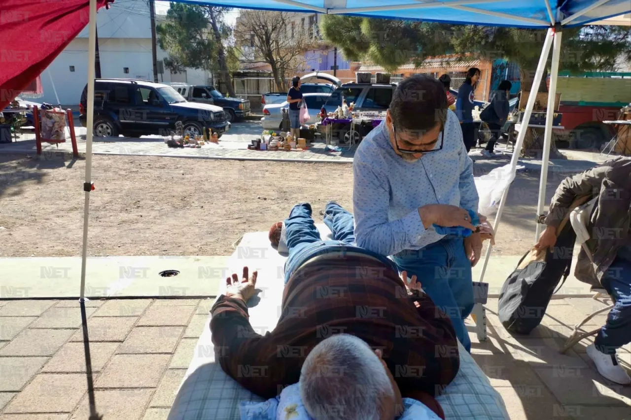 Juarenses van por su masajito relajante al 'Bazar del Monu'