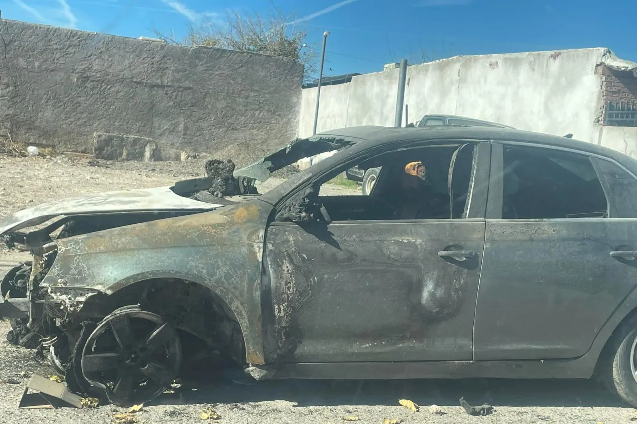 Se incendia auto tras choque en la Zona Centro