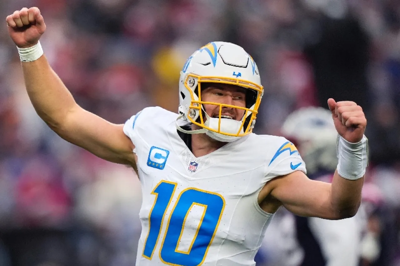 Chargers humilla a Patriots y se mete de lleno a playoffs