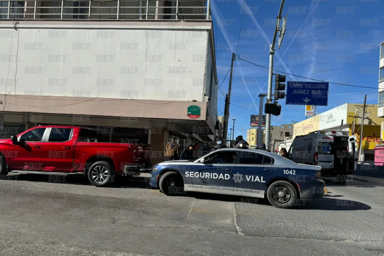 Biker se pasa el alto, choca y su copiloto queda lesionado