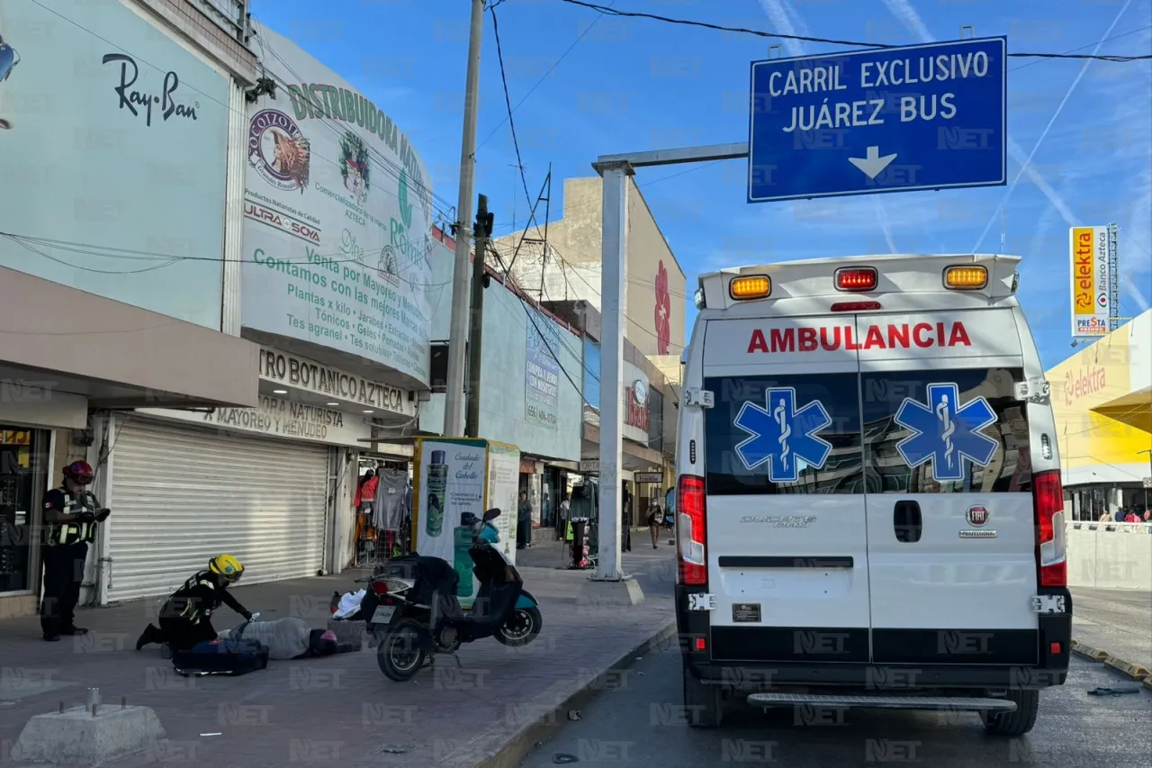 Biker se pasa el alto, choca y su copiloto queda lesionado