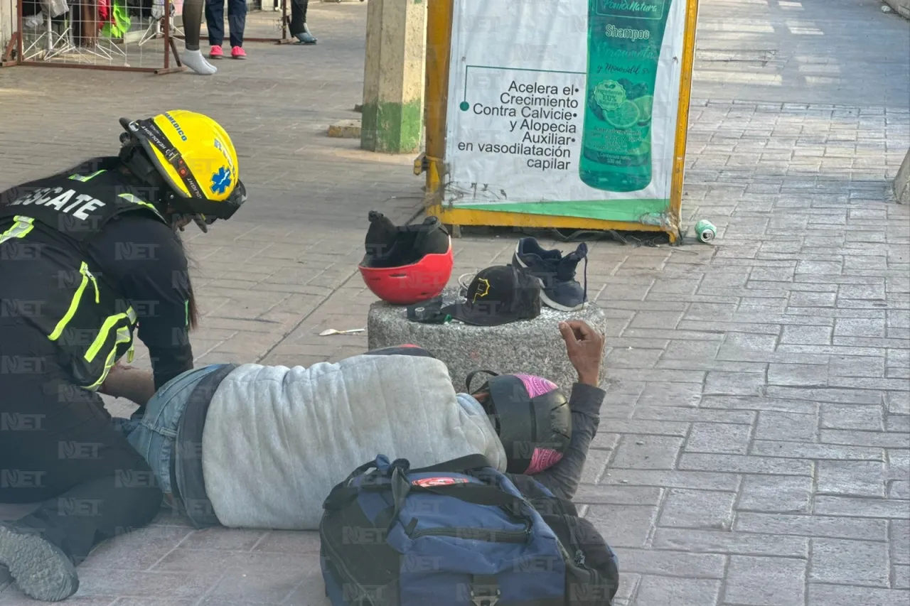 Biker se pasa el alto, choca y su copiloto queda lesionado