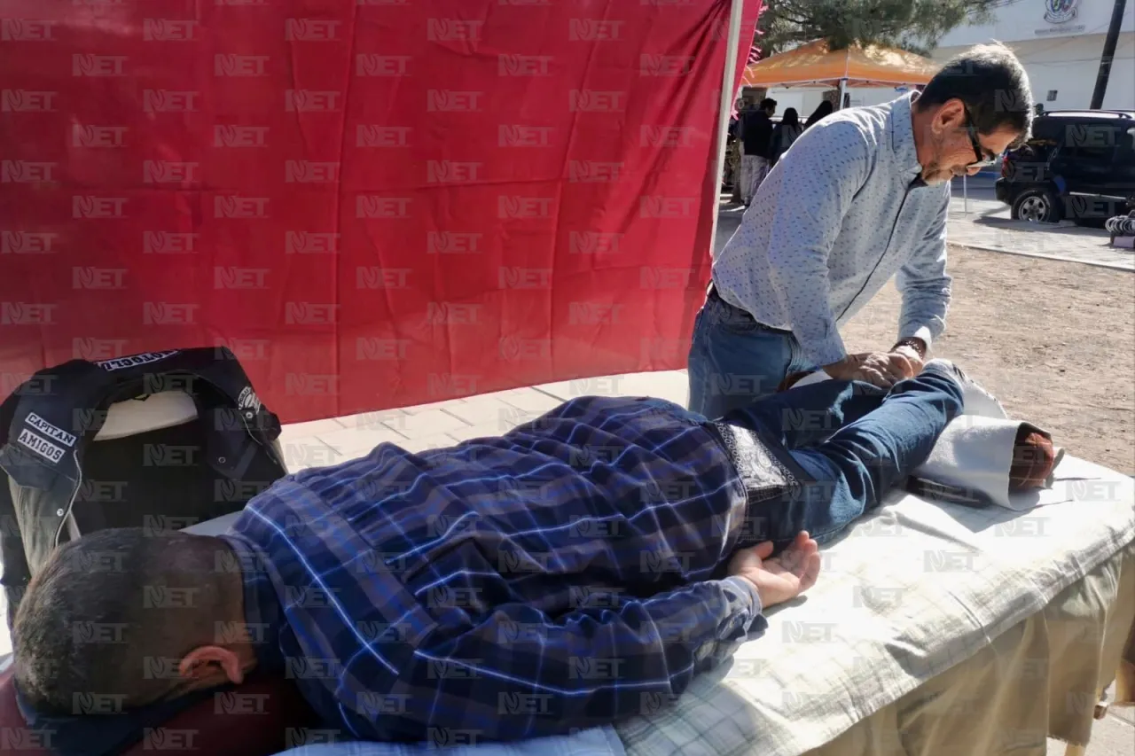 Juarenses van por su masajito relajante al 'Bazar del Monu'