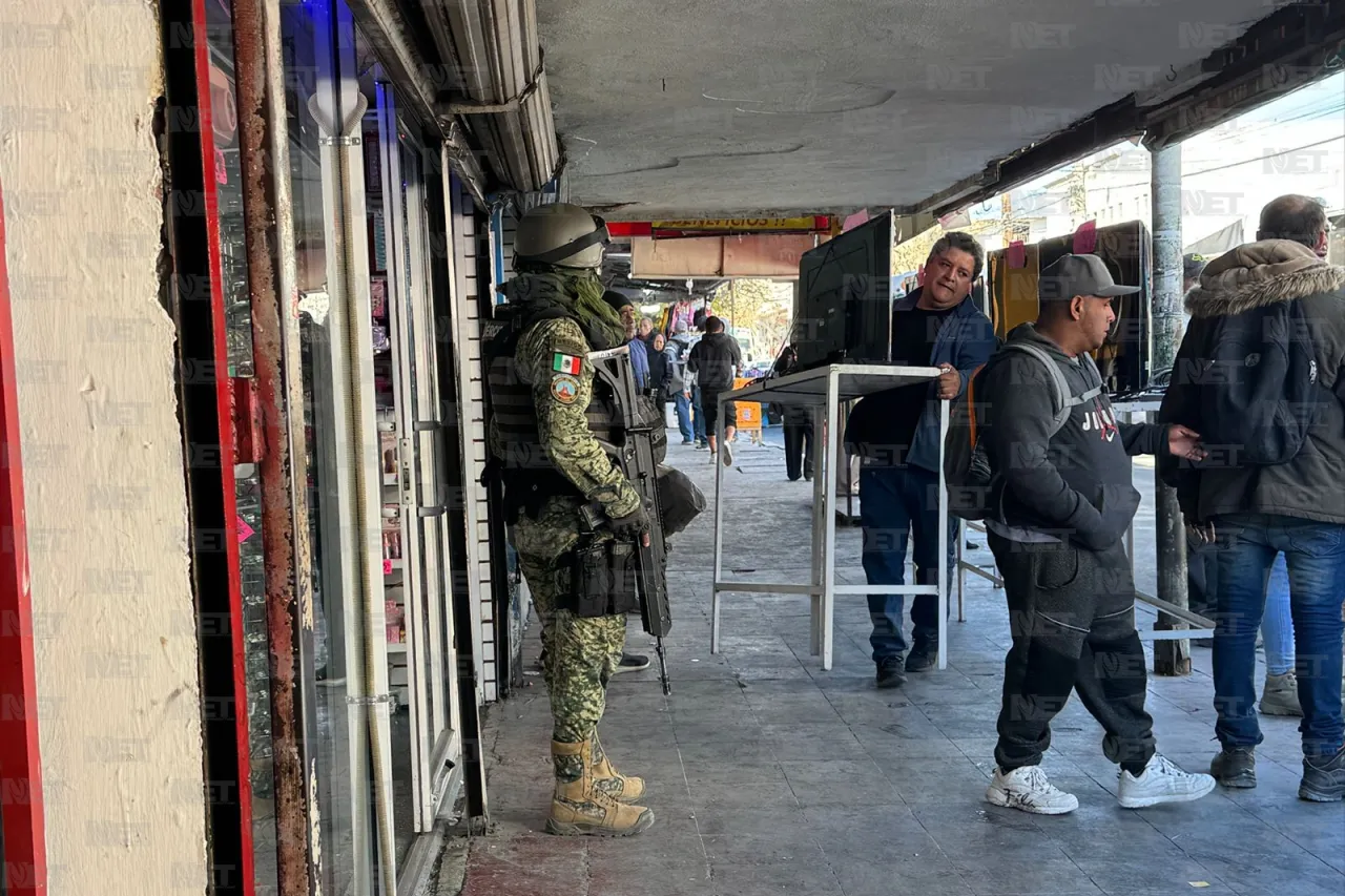 Hallan suspendido a hombre dentro de negocio en el Centro de Juárez