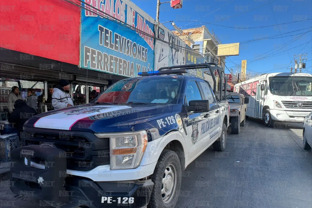 Hallan suspendido a hombre dentro de negocio en el Centro de Juárez