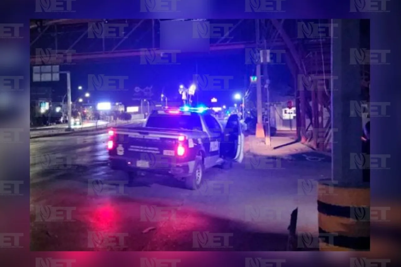 Cuelgan otra manta con mensajes amenazantes en puente peatonal