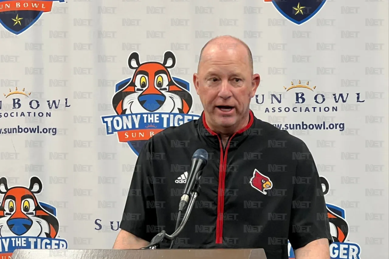 Destaca HC de Louisville papel de Harrison Bailey en victoria del Sun Bowl