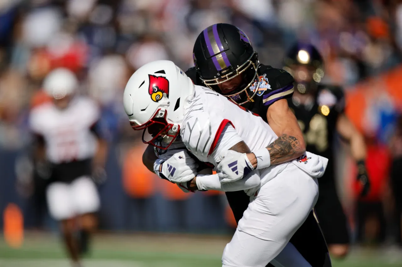 El drama de Año Viejo: Louisville se lleva el Sun Bowl por un punto