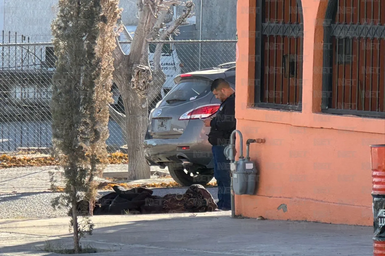 Hallan a hombre 'encobijado' en Lomas del Rey