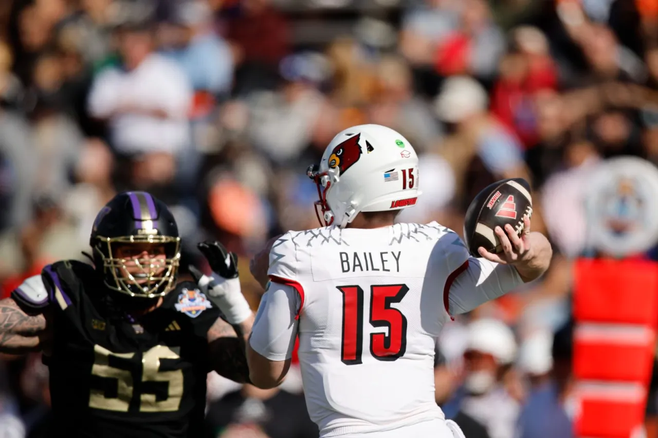 Destaca HC de Louisville papel de Harrison Bailey en victoria del Sun Bowl