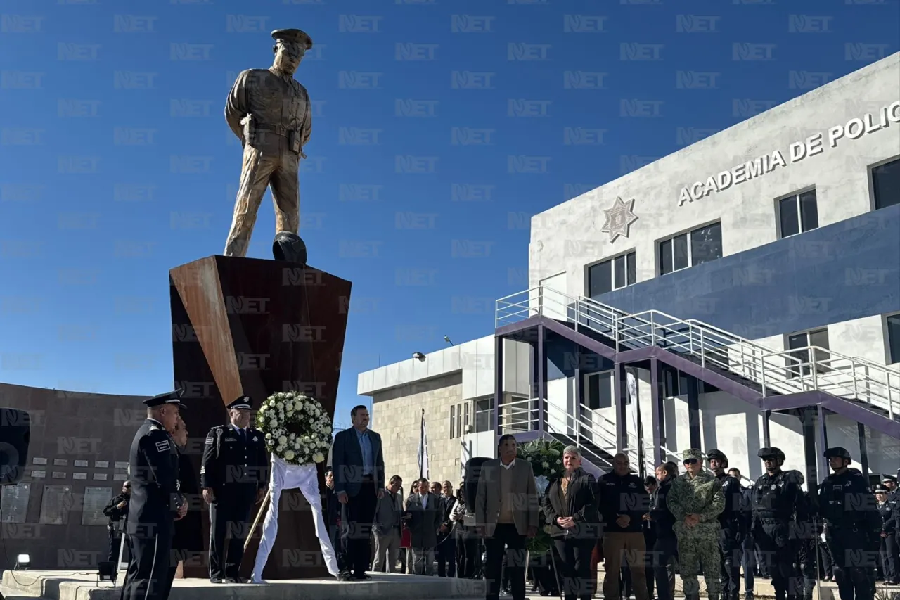 Dejan ofrenda floral en honor a policías caídos