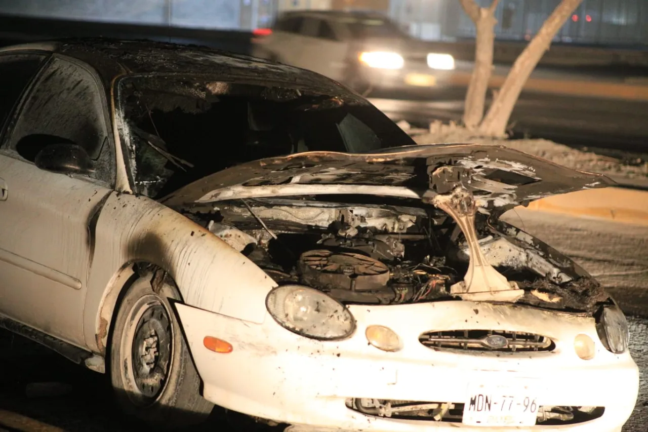 Pareja queda sin vehículo tras incendio