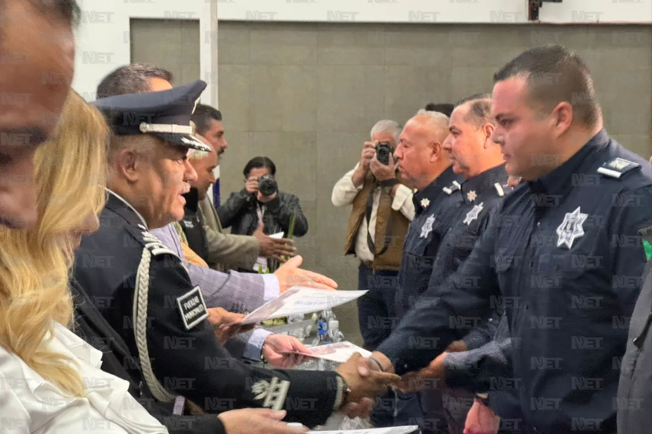 Fotos: Reconocen labor de policías con homenaje