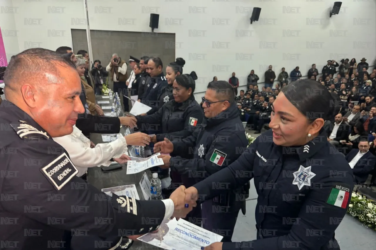 Fotos: Reconocen labor de policías con homenaje