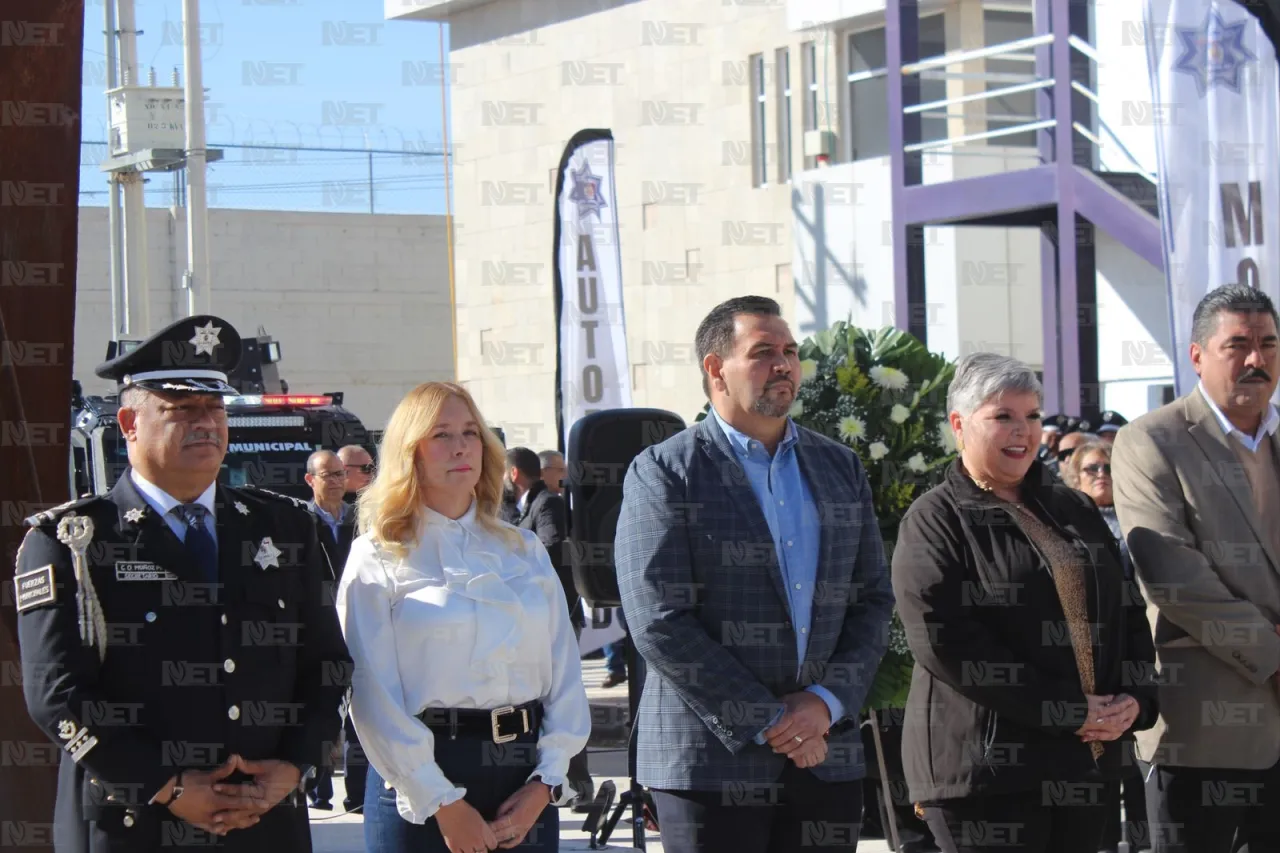 Dejan ofrenda floral en honor a policías caídos