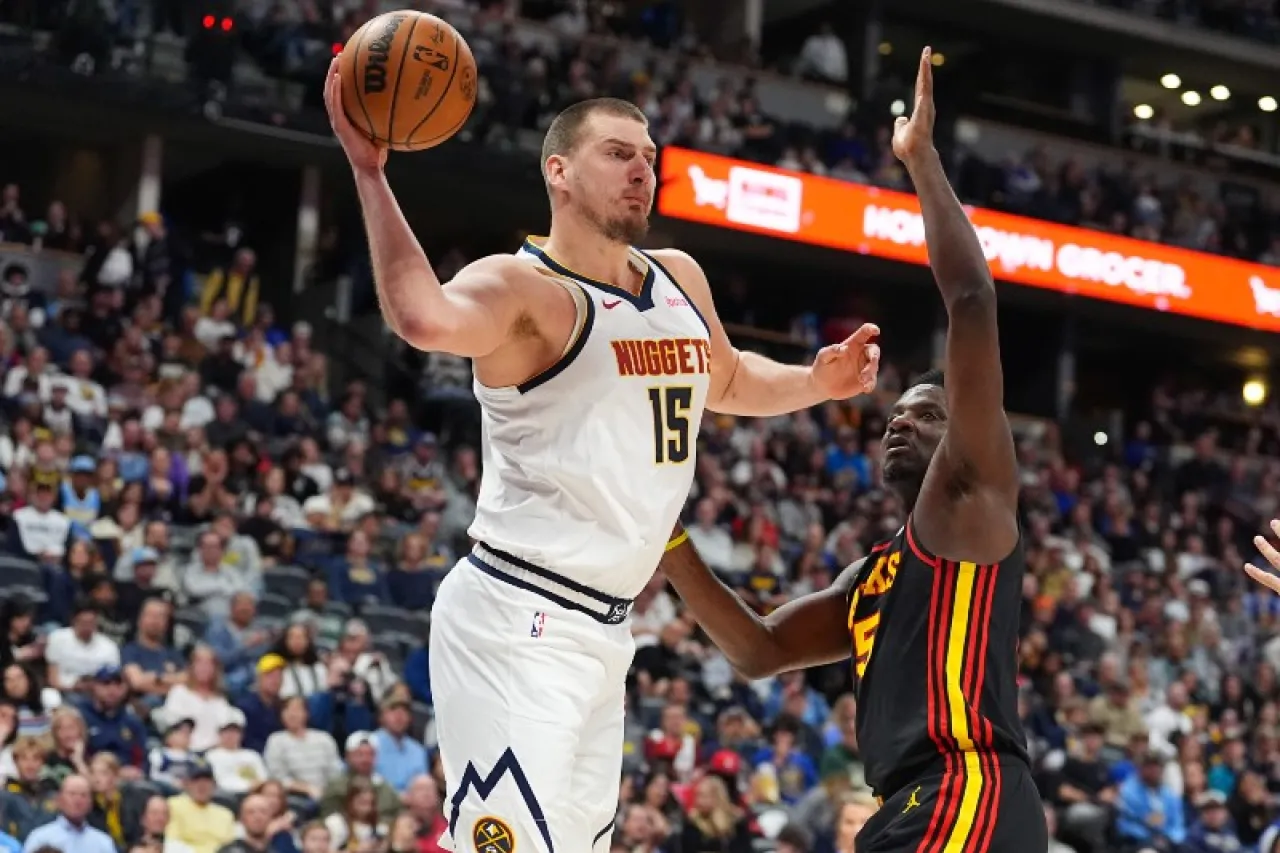 Jokic pone triple-doble, Nuggets triunfa sobre Hawks