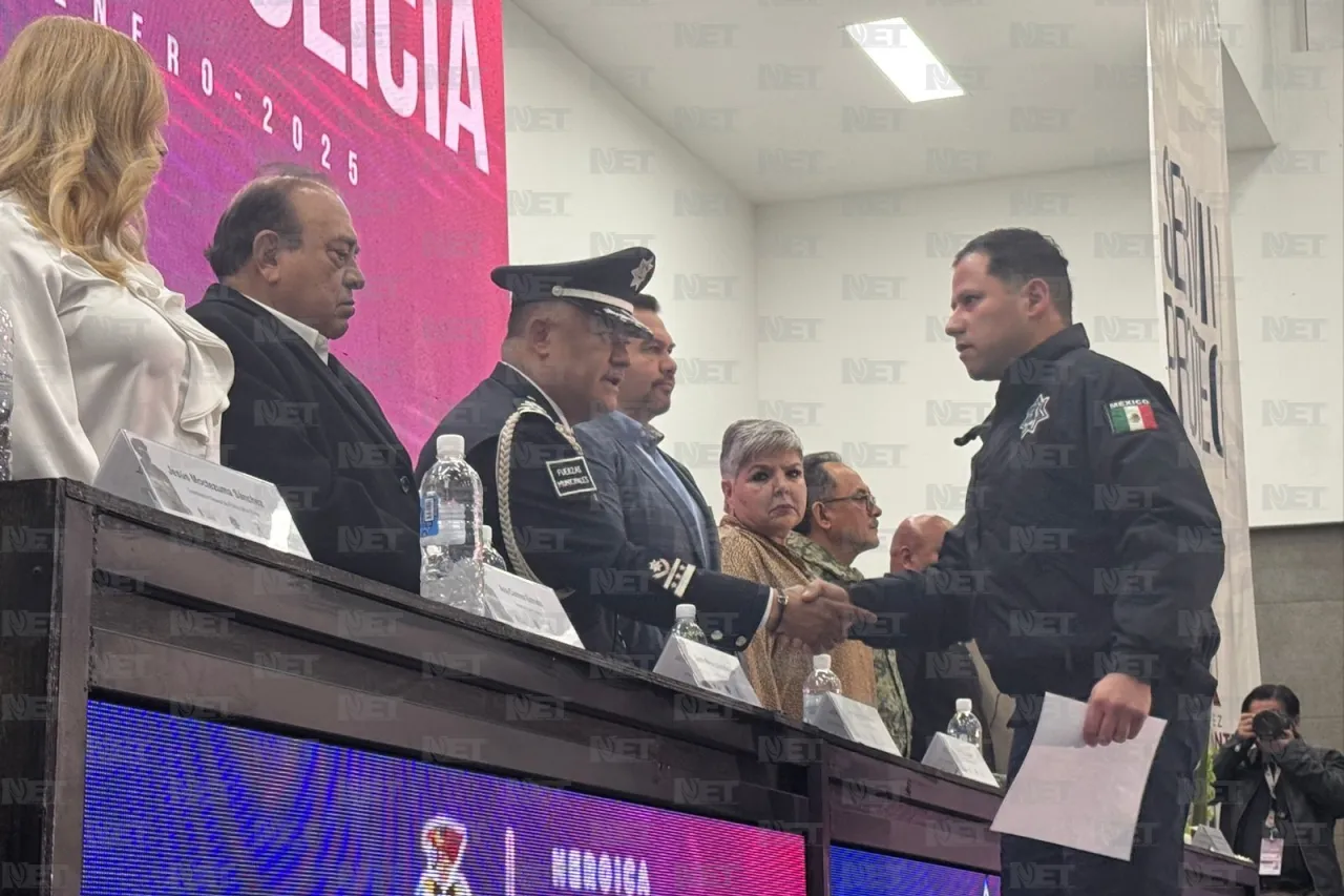 Fotos: Reconocen labor de policías con homenaje