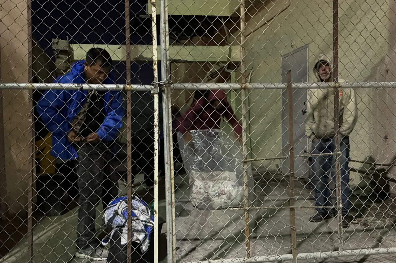 Duermen 48 personas en refugio El Barreal en Juárez