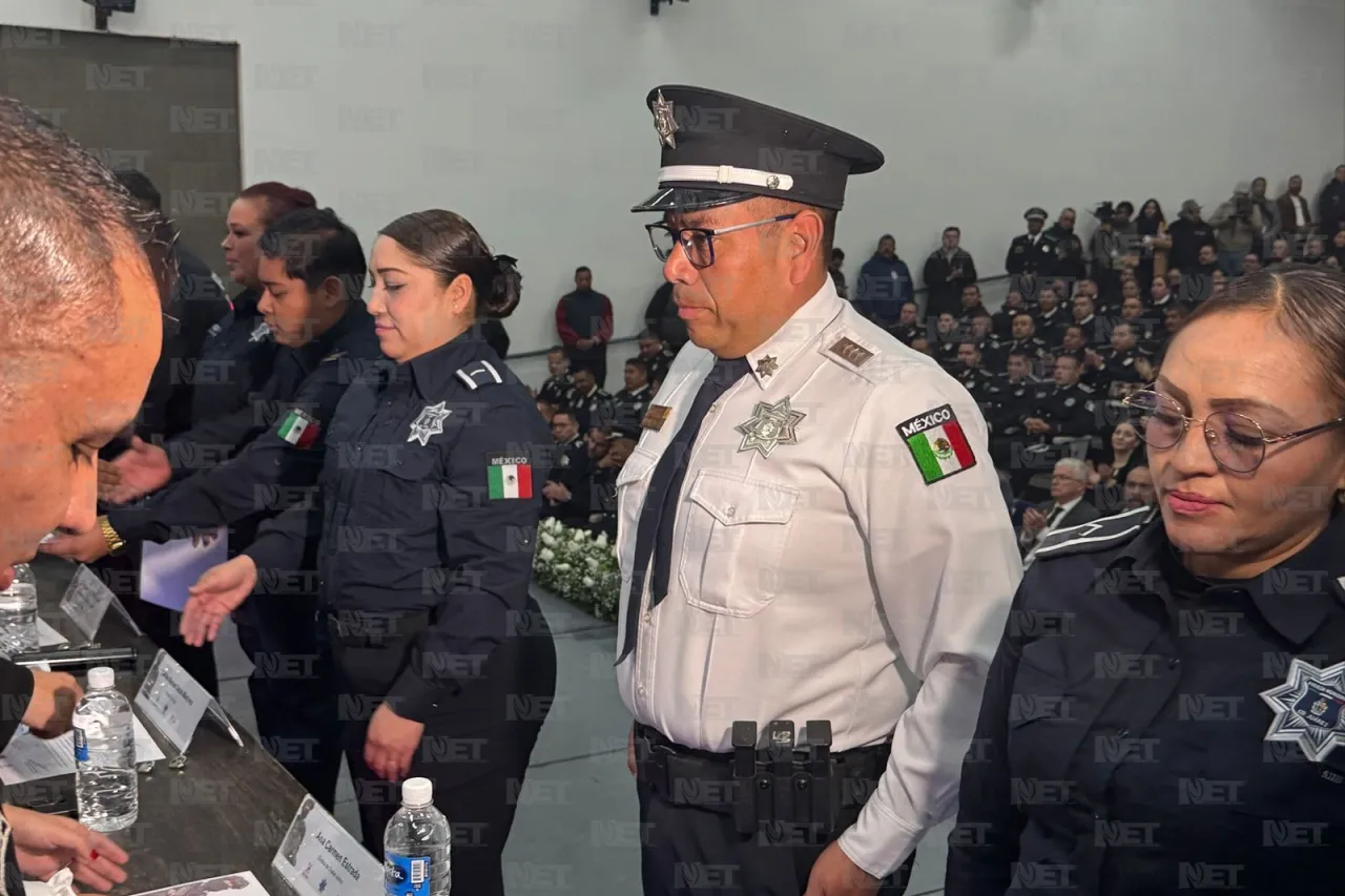 Fotos: Reconocen labor de policías con homenaje